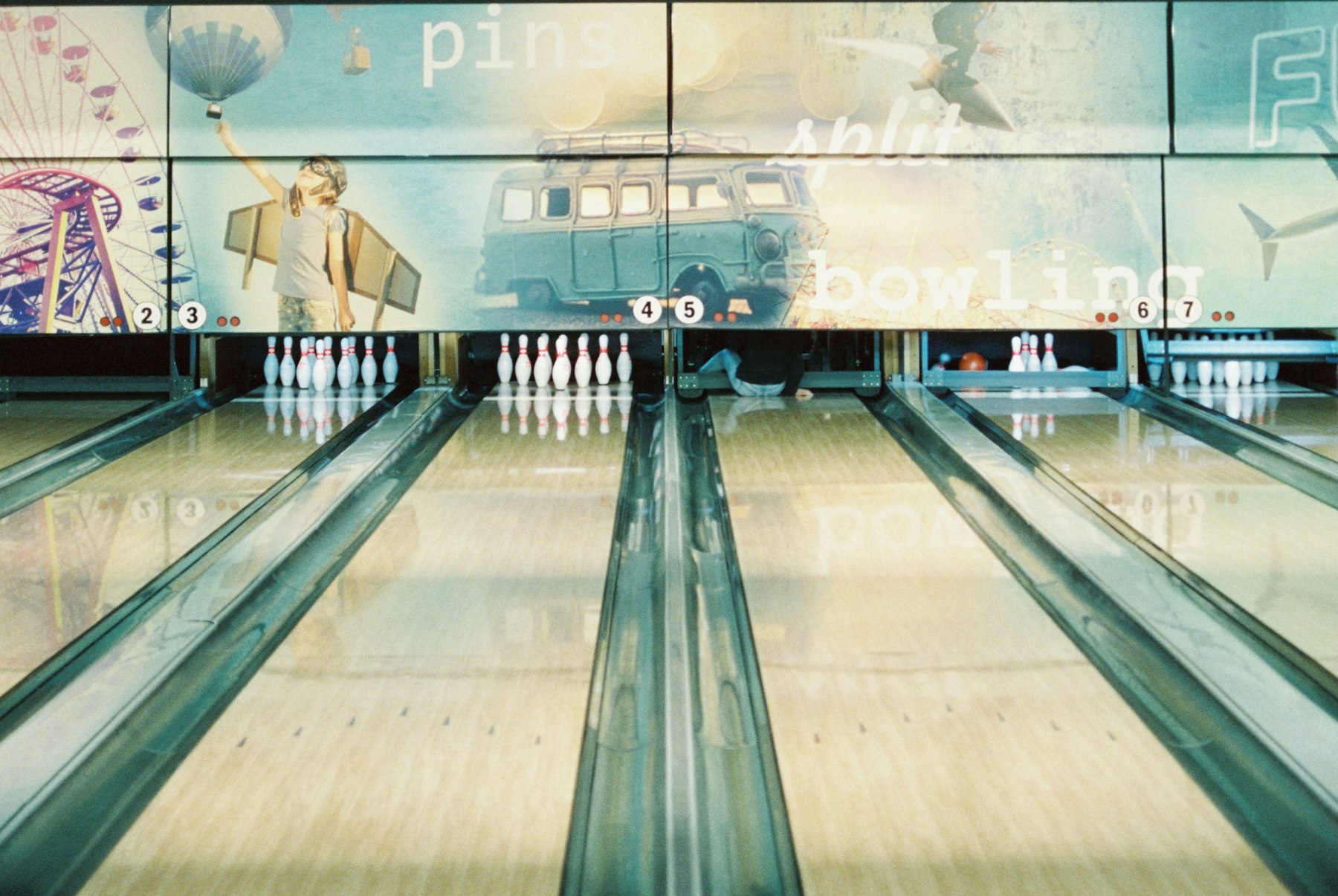Bowlingpins am Ende der Bahnen